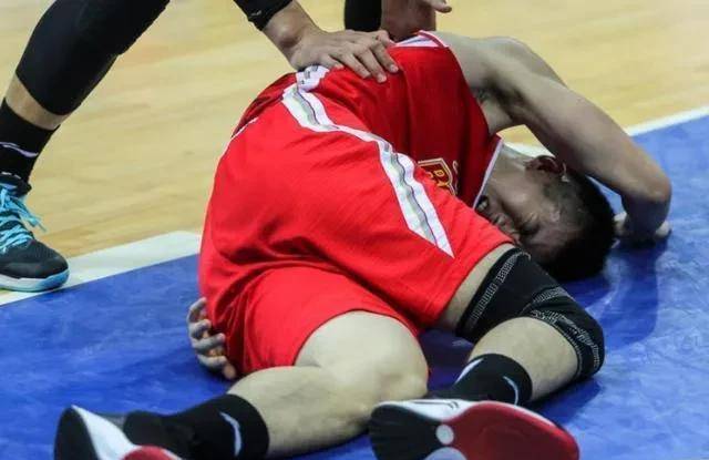 再说说篮球运动员的各种伤病,其中最"贴伤"的_受伤_比赛_球员