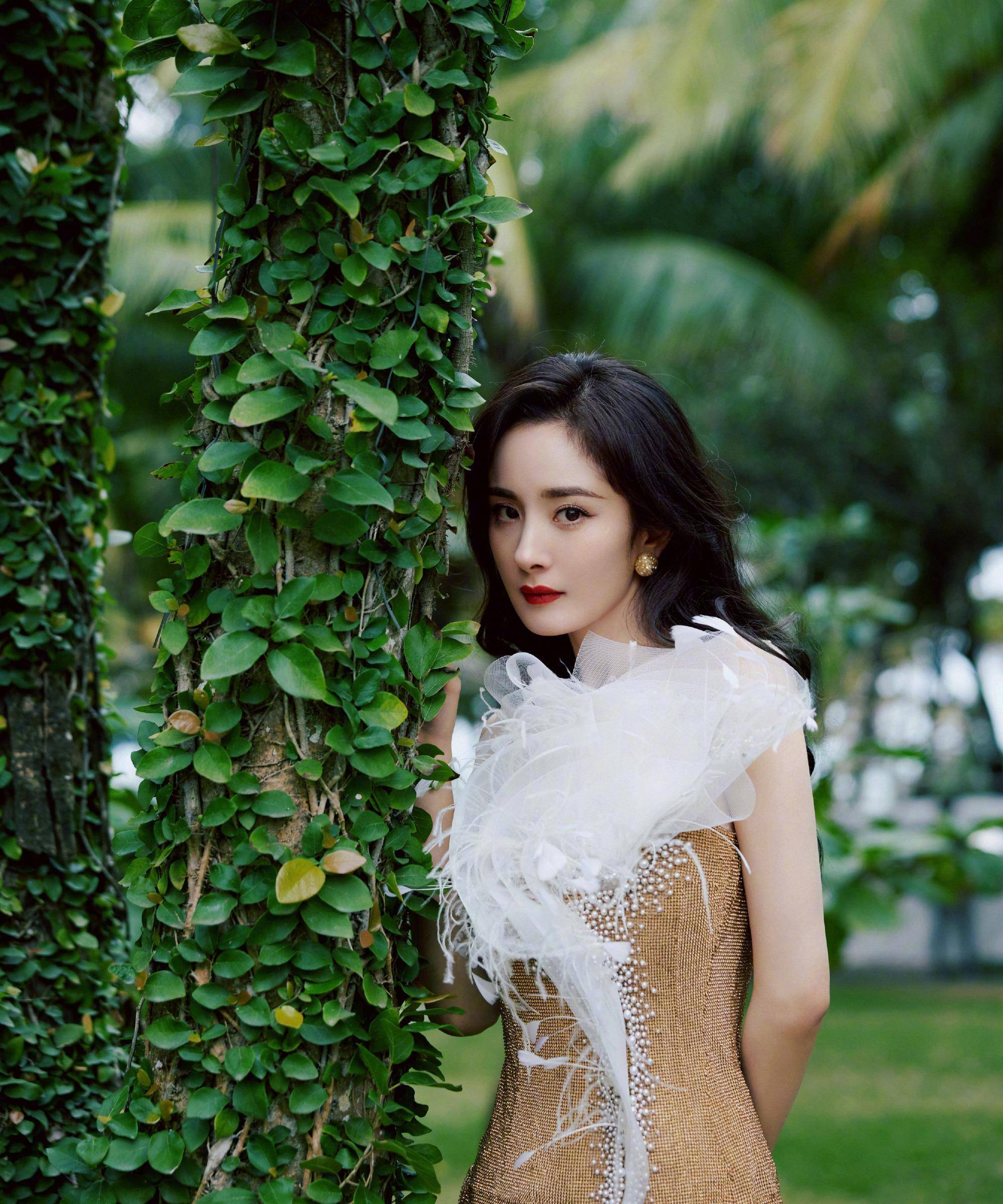 杨幂三亚出席某品牌活动,户外沙滩玫瑰时尚造型获赞_金色_头部