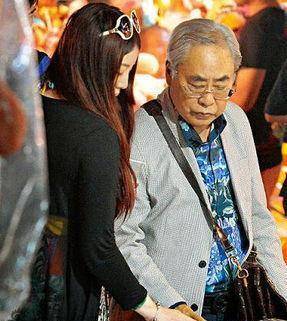 林建名:自曝有千名佳丽,"第一次"在17岁,曾对干女儿疼爱有加_何傲儿