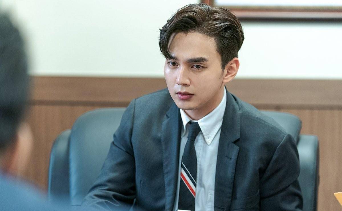 比起英俊的外貌,他选择了更加真实的角色.