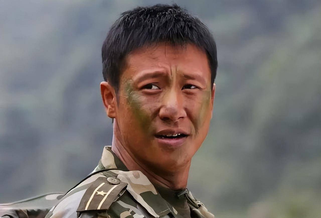 《士兵突击》：马小帅为何佩戴的是红肩章_高诚_军校_专科