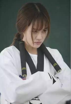 虽然《异地恋》里女汉子 恋爱小白的人设很萌!但真实的朱俊玮更萌!