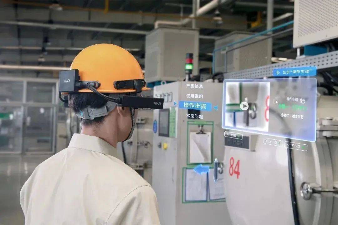 工人佩戴ar眼镜进行日常巡检2021年,亮风台发布的这款5g ar智能眼镜h