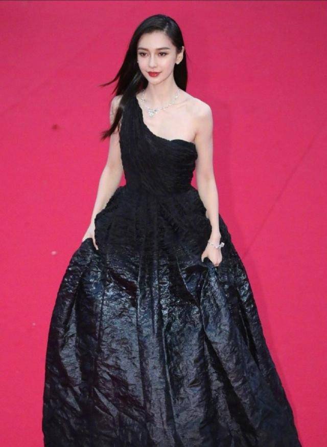 angelababy黑色长裙出席釜山电影节,气质"生人勿近",典雅高贵_裙子