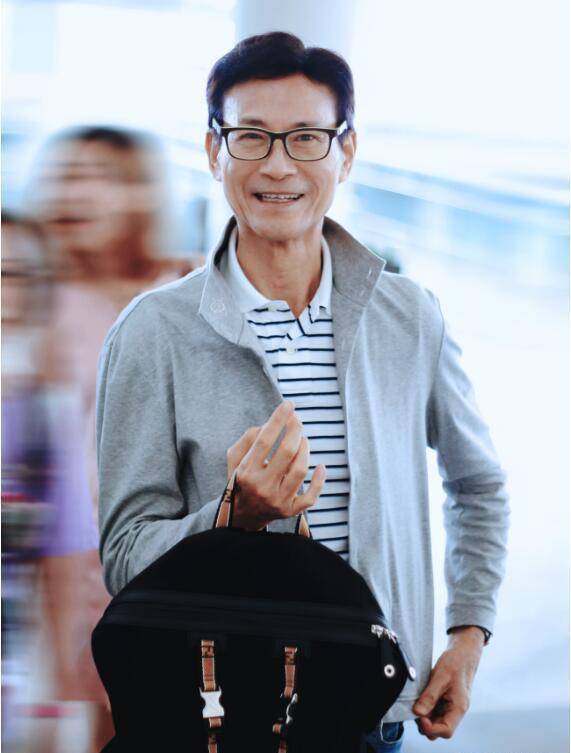 72岁男神郑少秋现身机场,穿牛仔裤活力满满,与粉丝合影眉开眼笑_模样