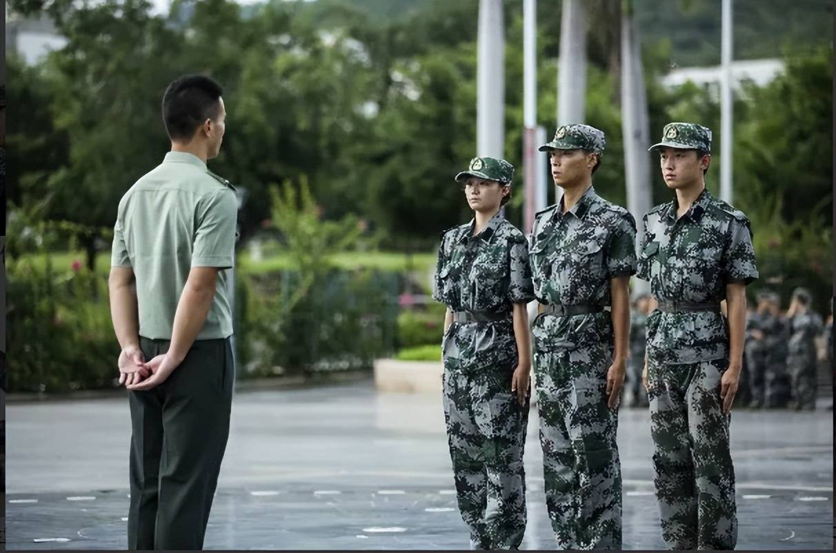 大学生军训教官都是哪来的?现役还是退役?
