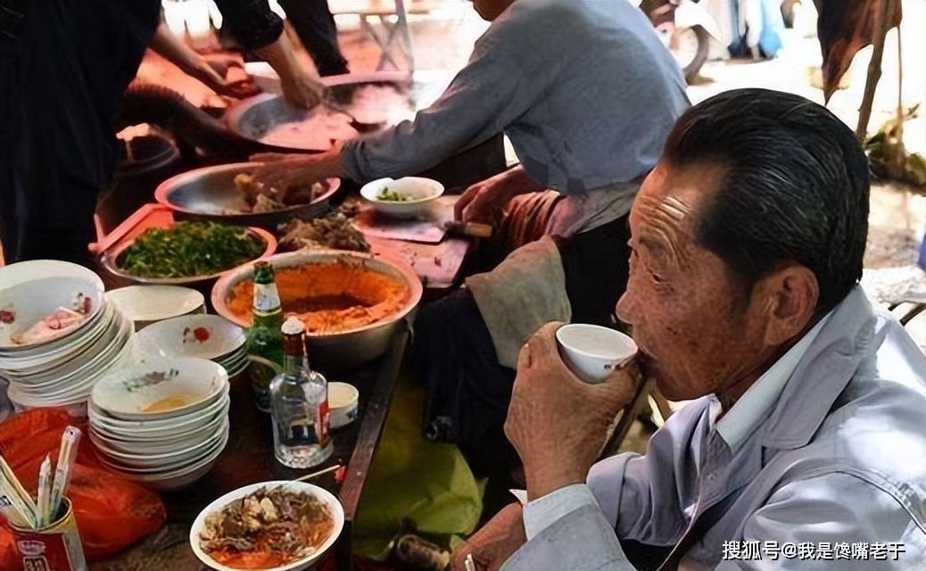 建议爱喝酒的中老年人:年纪大了要服老,遇到这2种