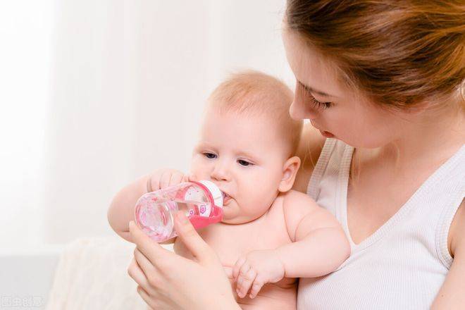 宝宝容易吐奶应该采取什么睡姿？这两种睡姿虽然能缓解,但医生都不建议这样