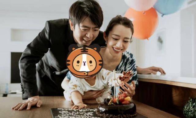 吉娜母亲节罕晒儿子,1岁多小听众已学会走路,牵爸妈手好温馨_郎朗