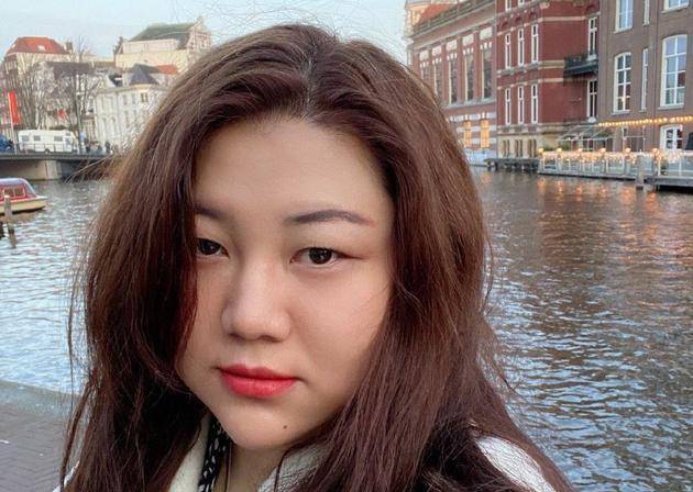 杨天真说,很多艺人们都会经历一个阶段,在压力和快乐之间难以取舍.