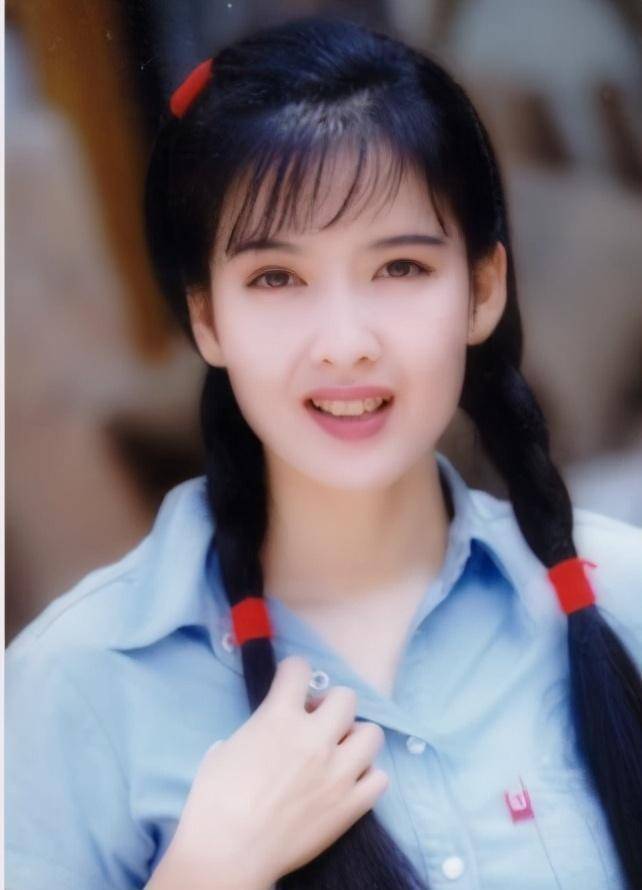 53岁周慧敏:从清纯玉女到一生无儿无女,她到底遭遇了什么?