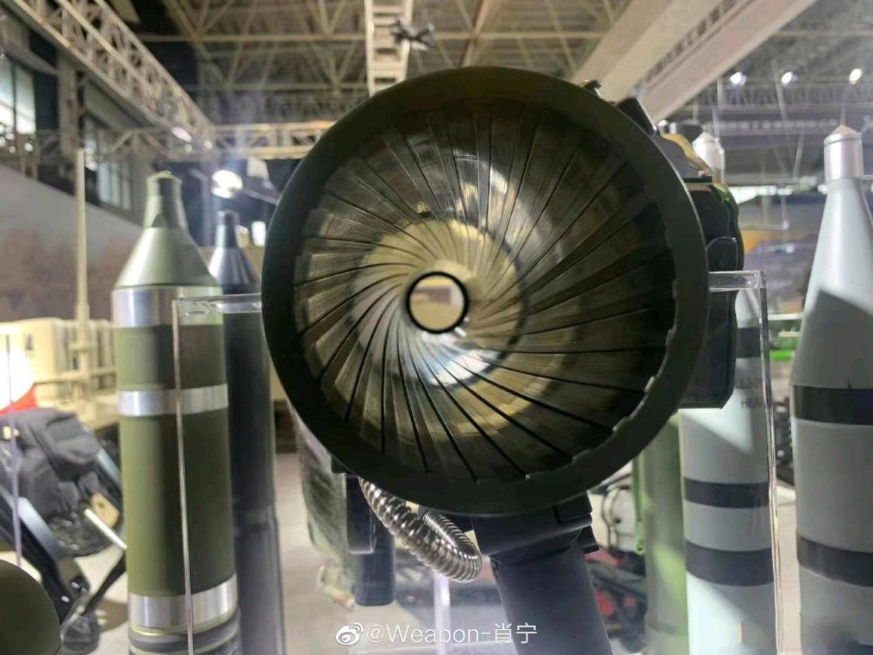 就目前的信息来看,新无后坐力炮内壁为钛合金(注意是有膛线的,这是炮)