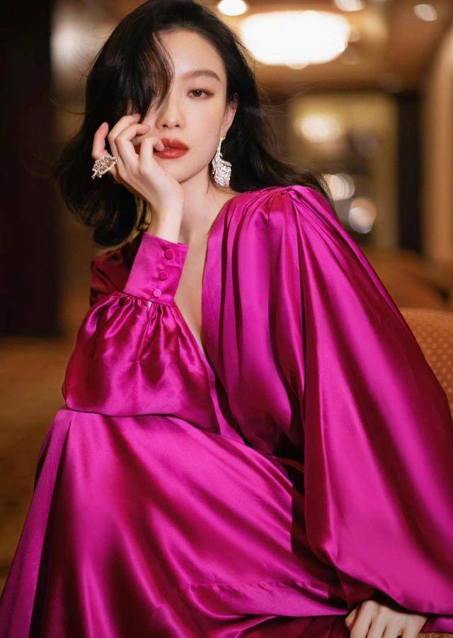 倪妮玫红色高定礼服,化身复古摩登女郎,时尚万种,艳压一群女星_倪妮莫