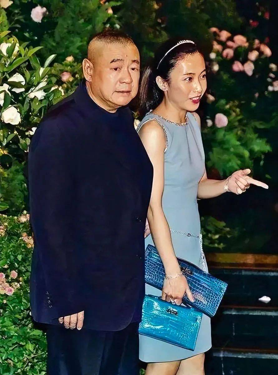 甘比同框黎姿坐c位,百亿富婆颜值衣品飙升,改变气质堪比整容!