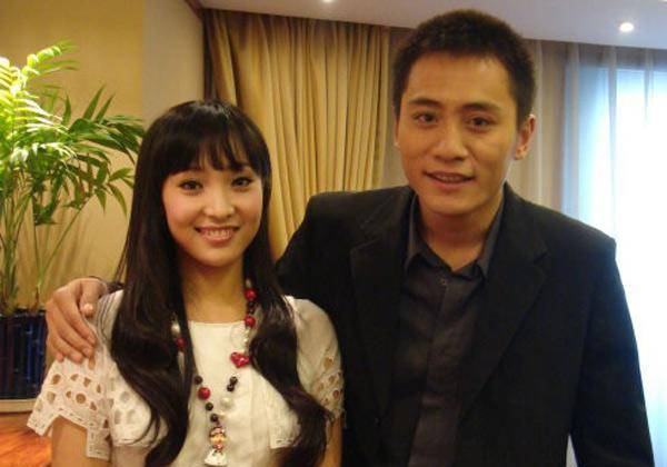 乔宇和白静也因为频繁接触,两人的关系有些暧昧不清.