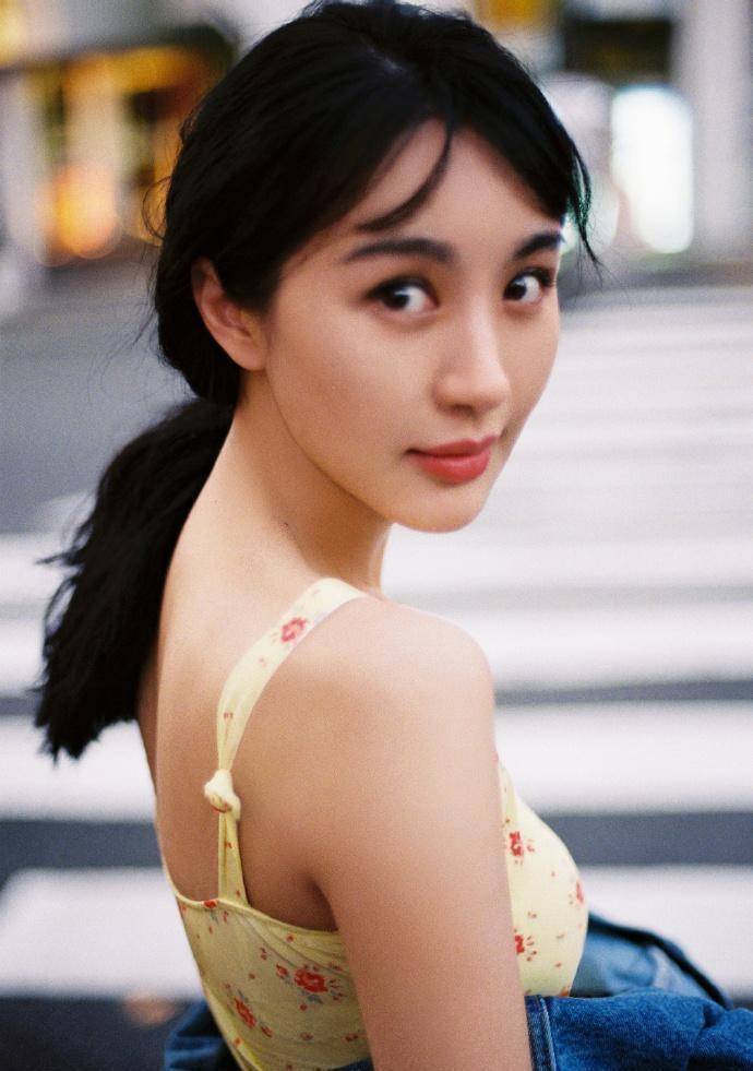 黄晓明前任李菲儿近照,面部肿胀嘴巴很奇怪,网友:完全认不出!