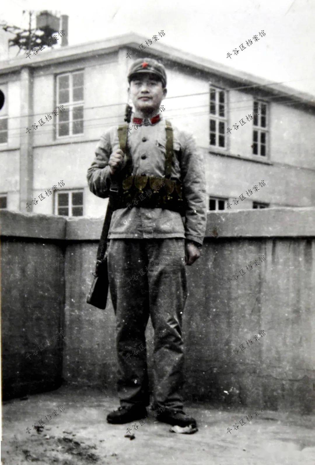 1977年3月5日,张慧梅于河北省三河市某部队新兵连时留影.