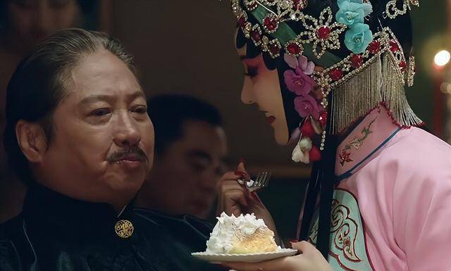 林桂生还不知道黄金荣和露兰春的私情,为了营救丈夫,她到处奔走求人