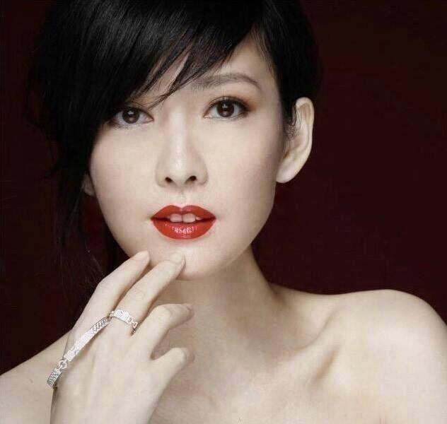 51岁周慧敏晒美照大秀香肩锁骨,还是当年玉女范_头像_照片_美貌