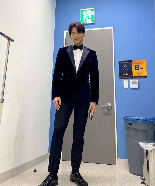 40岁rain腹肌身材依旧炸裂,难怪能娶到金泰熙_医生_时尚_西装