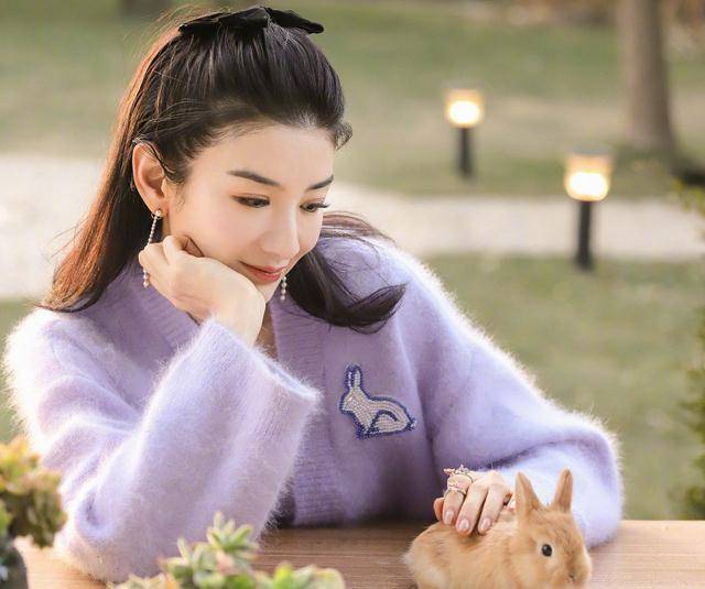 黄奕晒婚纱照,自侃老是要嫁人不靠谱,再穿婚纱仍美艳动人_工作_照片