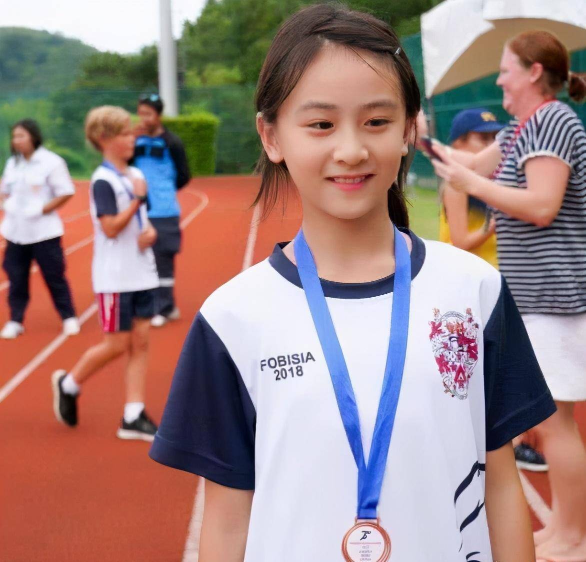 田亮女儿森碟近照变化大,遗传爸爸的粗脖子,让人很奇怪_网友_什么