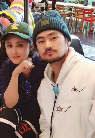 袁弘张歆艺夫妇,张歆艺孕肚超明显,同框画面好恩爱_穿着_宝宝_黑色