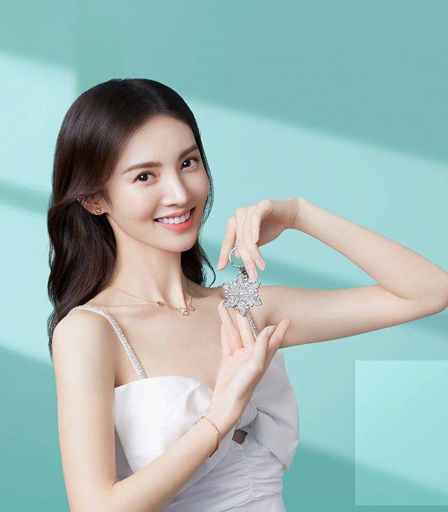 金晨和迪丽热巴撞衫,一个时尚一个清丽,你更喜欢谁?_身材_是属于_吊带