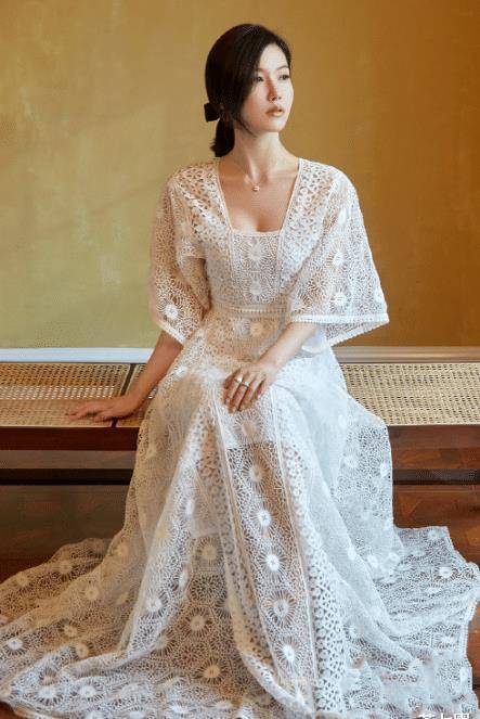 萧蔷真惊艳,穿白色时尚裙难掩时尚身材,52岁依旧前凸后翘有魅力_礼服