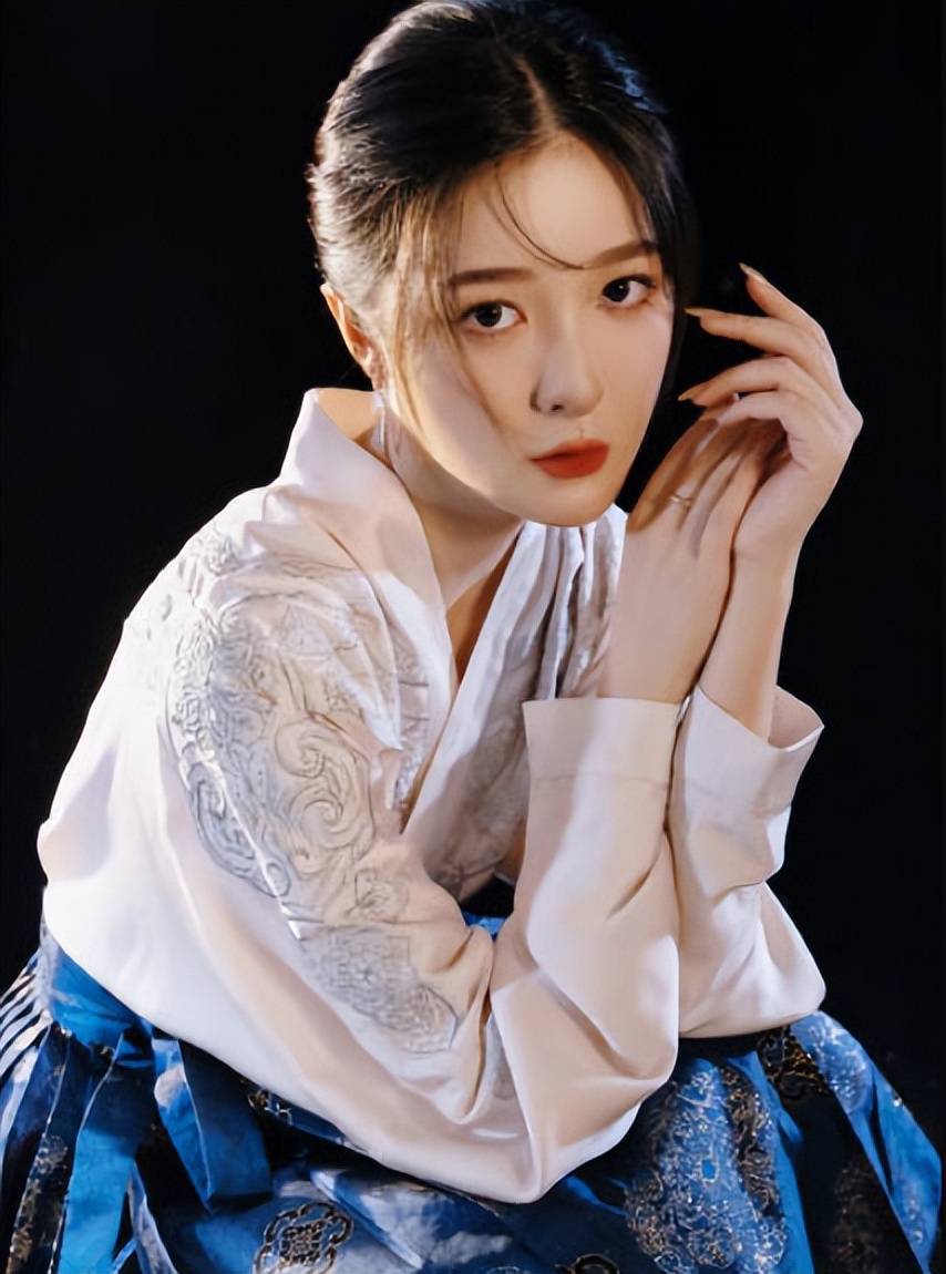 周星驰"女儿"大变样,穿汉服走红毯亭亭玉立,假小子成功逆袭_徐娇_网友