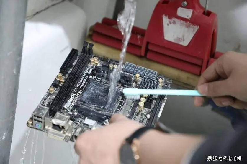 原创
            硬件脏了=报废？其实不然，硬件可以水洗清理！6