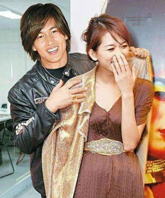 这个男团主要是由言承旭,朱孝天,周渝民和美藉华人吴建豪四人组成的