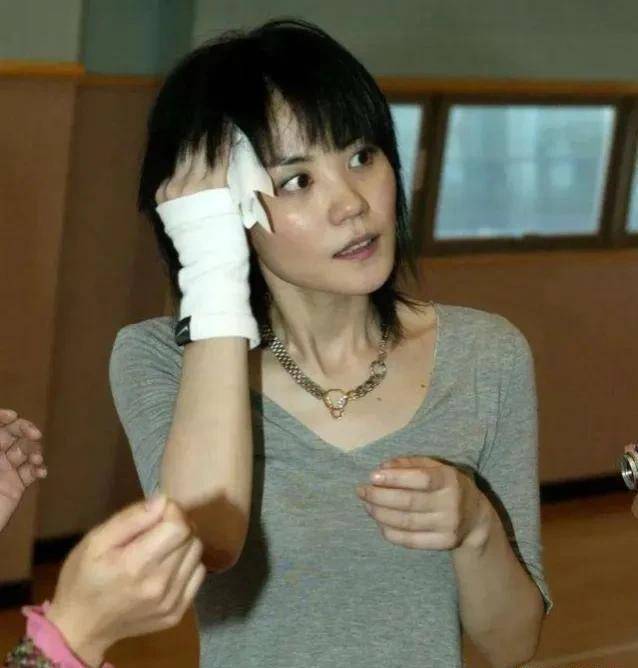 甚至有媒体爆料经常在早上的北京胡同看见王菲亲自倒夜壶