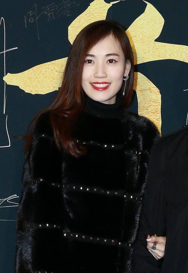 王宝强新女友冯清早年选秀照曝出,一身泳装亮瞎眼_马蓉_大赛_好友