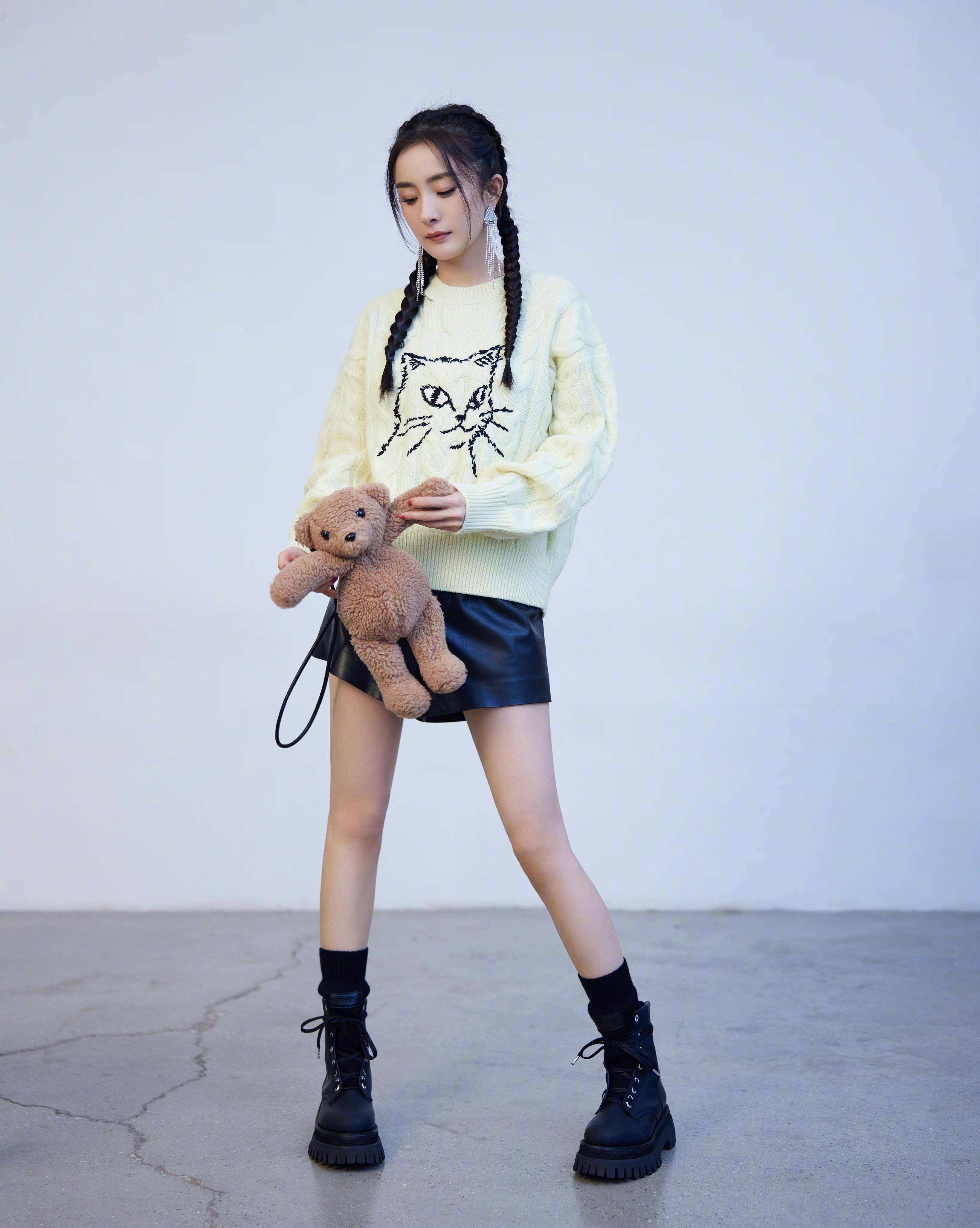 杨幂太会挑袜子了,不同袜子诠释个性风格,魅力四射极具小诱惑_黑色