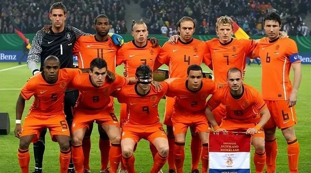 阿贾克斯)其中12人来自国内联赛,3人来自埃因霍温,1人来自费耶诺德和