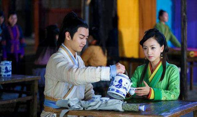 他从不仗势欺人,喜欢路见不平拔刀相助,肯对素不相识的岳灵珊和劳德诺