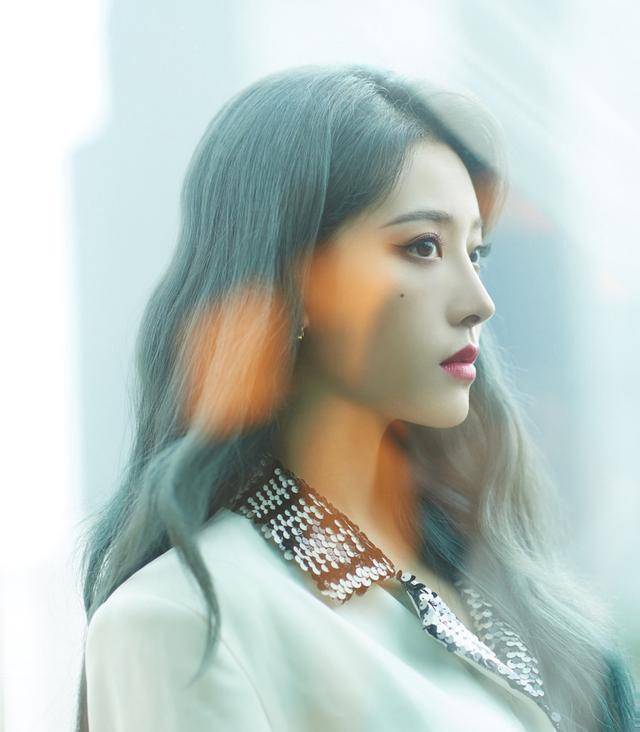 喻言黑色卷发搭白西装气质立显,生图美上热搜_白色_活动_选择了