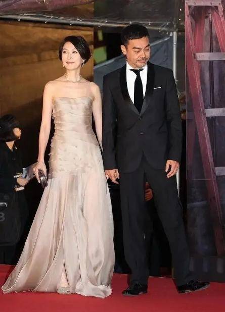 港姐老婆52岁美得惊艳,刘哥好眼光_郭葛明_衬衫_牛仔裤