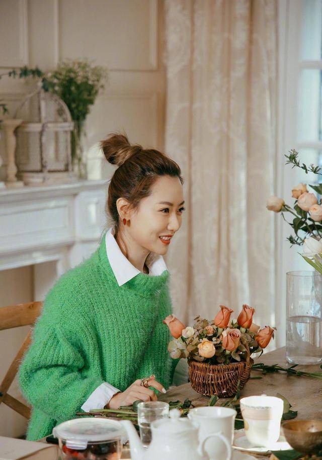 白冰综艺节目插花美貌与气质不减当年.