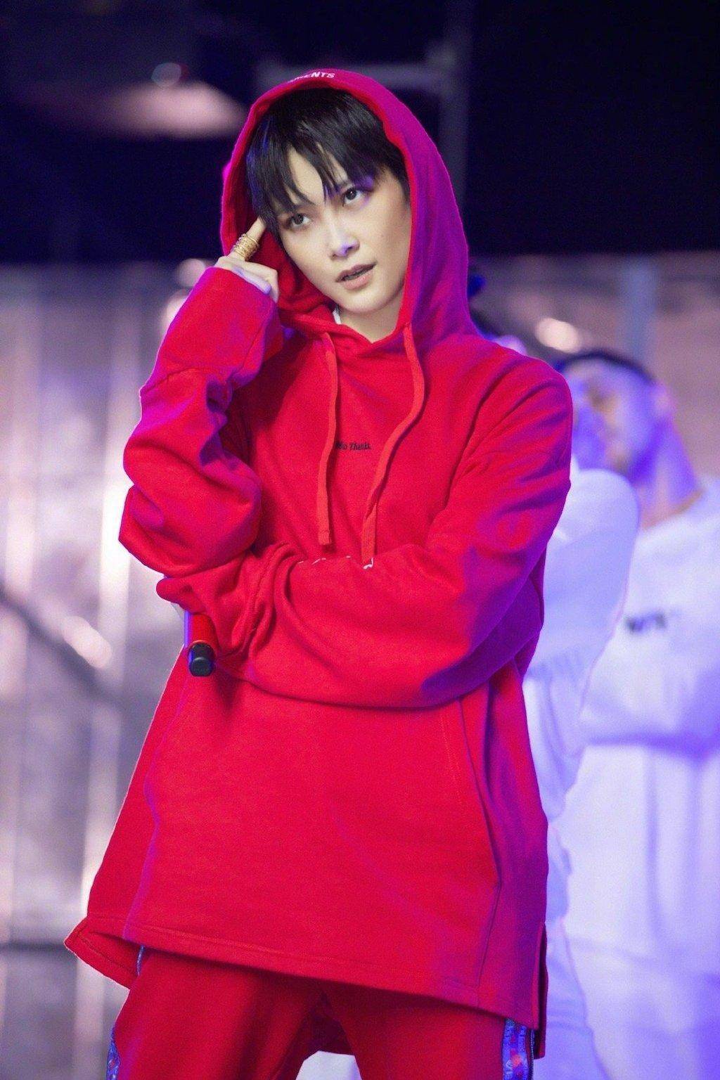 普通人穿衣无需太华丽,看李宇春怎么穿中国红,简约单品穿出高级_红色