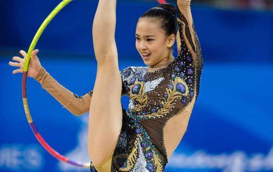 她曾是体操女神,14岁夺冠,却被教练毁掉,退役后成为