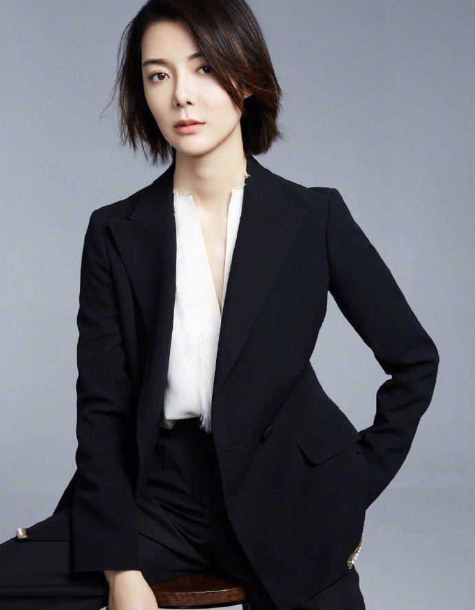 39岁车晓暴瘦成麻杆,黑色西裤穿出筷子腿,越来越像妈妈王丽云_时尚