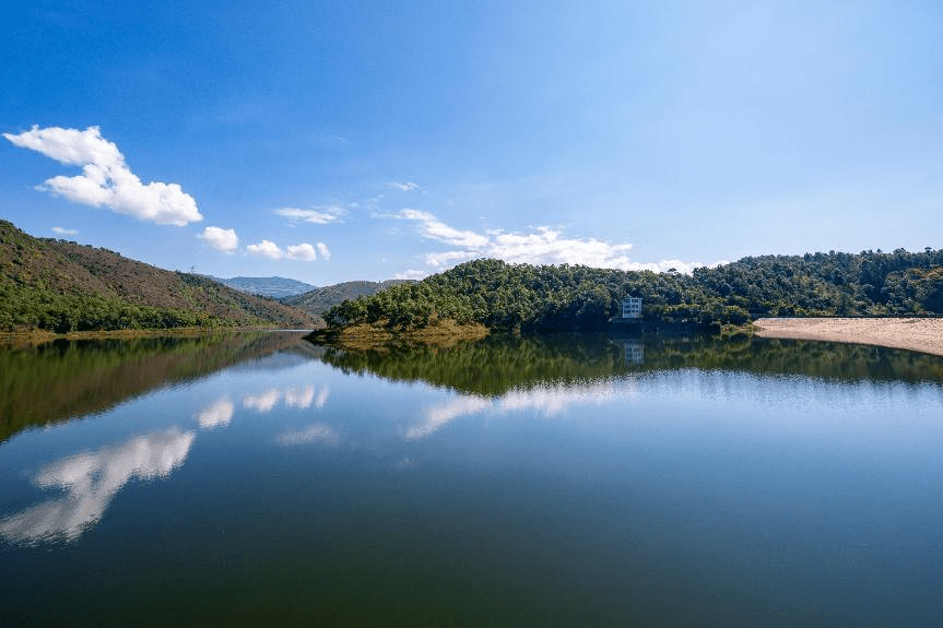 魚洞水庫位於保山市施甸縣北端,庫容1278萬立方米,魚洞水庫魚蝦豐富