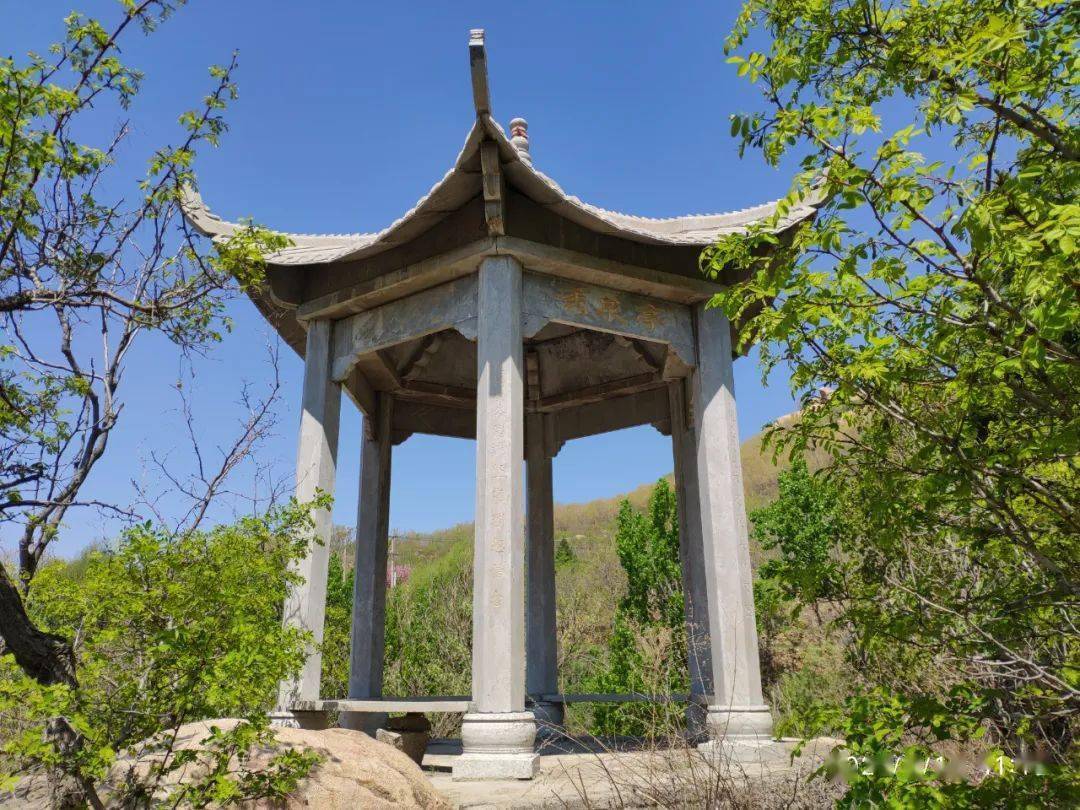 一座"秀泉亭,是为了纪念于秀泉,在抗日期间,主动为抗日队伍站岗放哨