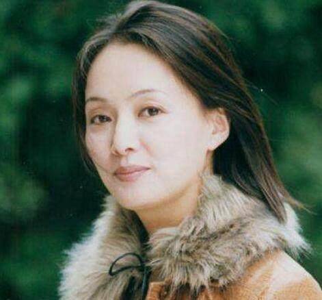 从不动刀枪,只做了2件事,30多岁身家10亿_罗艳芳_张子_香港