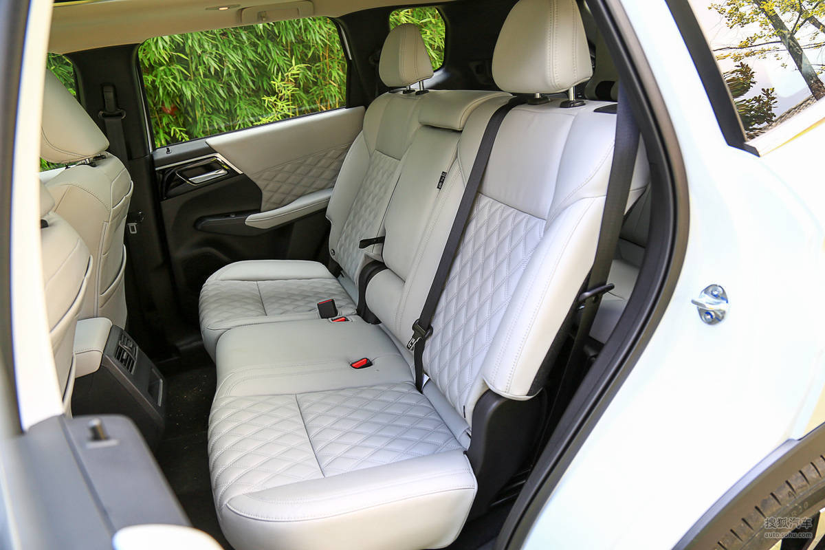 为提升驾乘舒适体验,全新欧蓝德还打造了最新环抱式高支撑缓震座椅