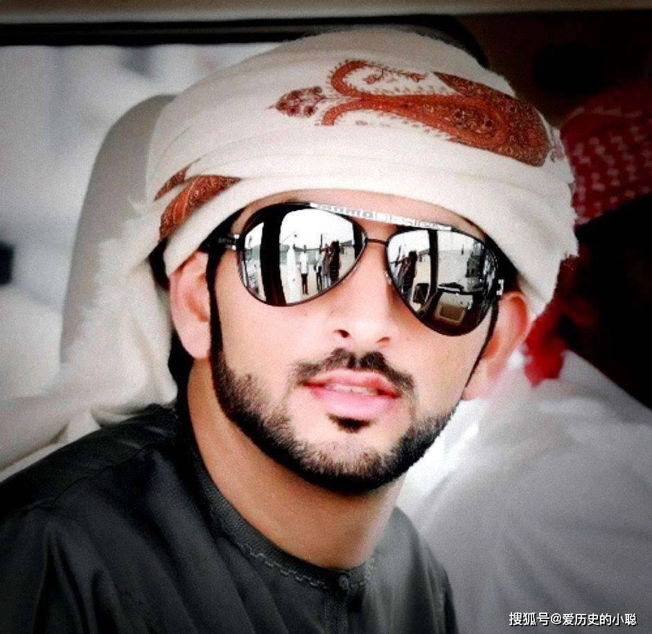 卡塔尔王子留学美国,身边美女环绕,为毕业送校长黄金骆驼_阿勒萨尼_带