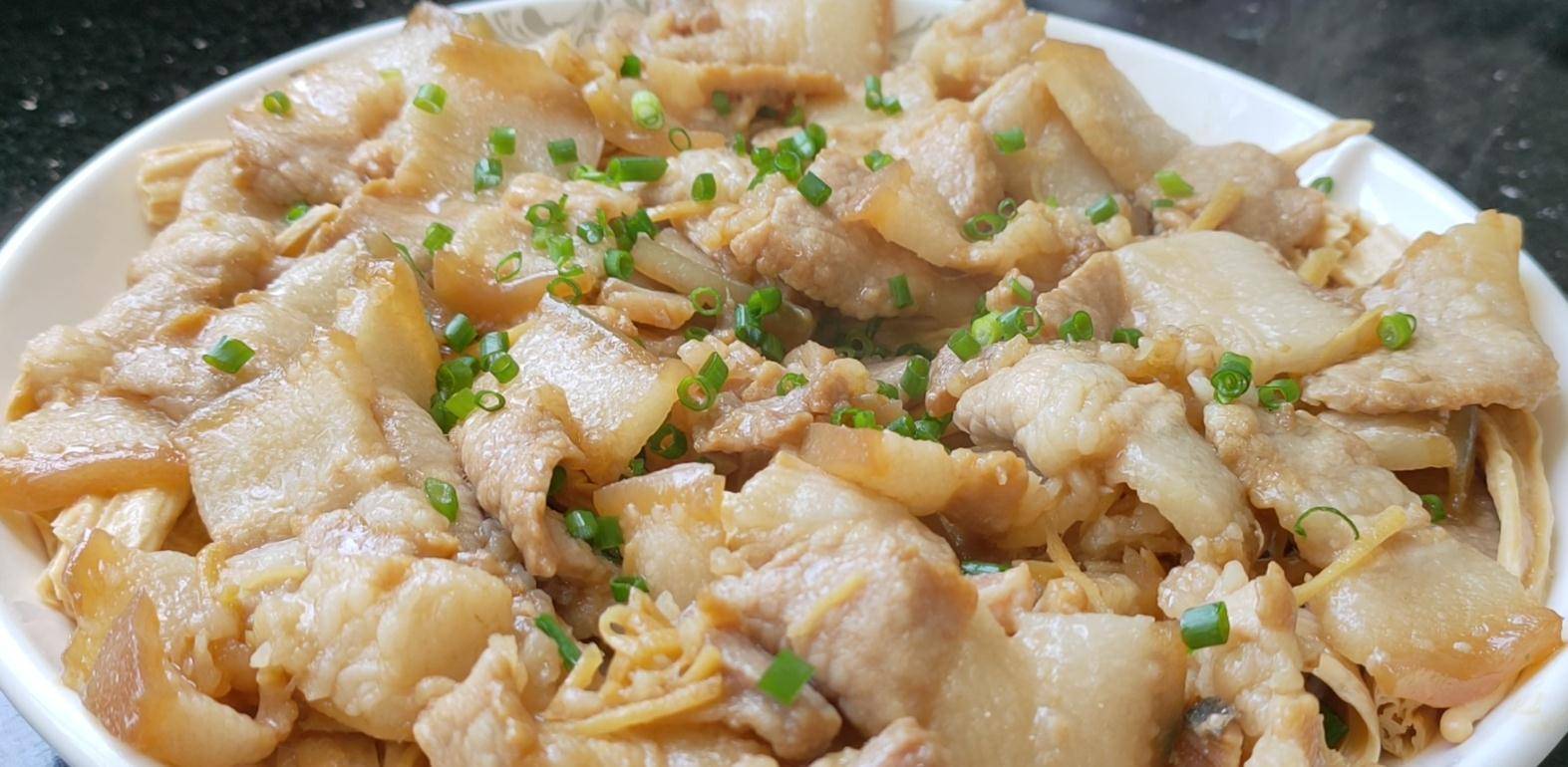 广式蒸腩肉,加1块马鲛咸鱼,咸香入味,味道独特又好吃,真下饭_五花肉