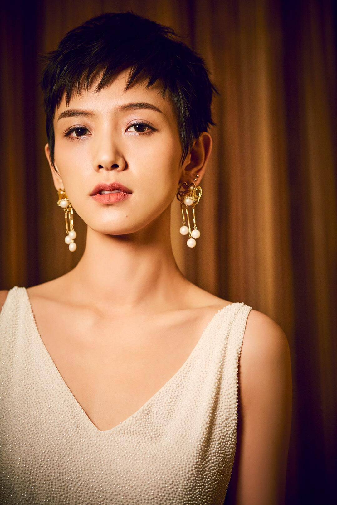 经过网友们的细心比对,照片中的女主角疑似女演员李晓峰.